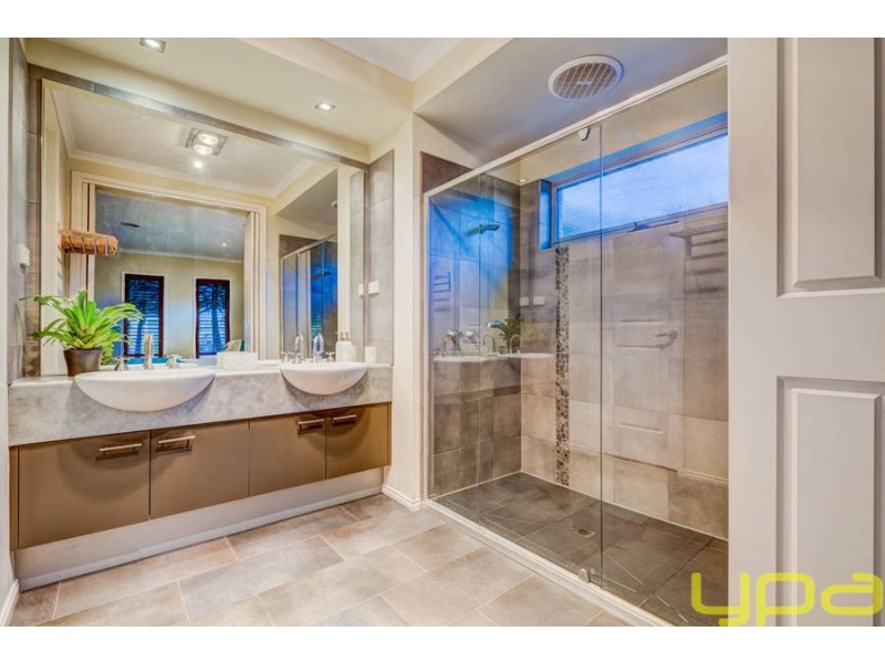 14 Carlyon Close, Melton West VIC 3337