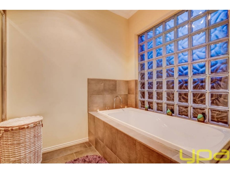 14 Carlyon Close, Melton West VIC 3337