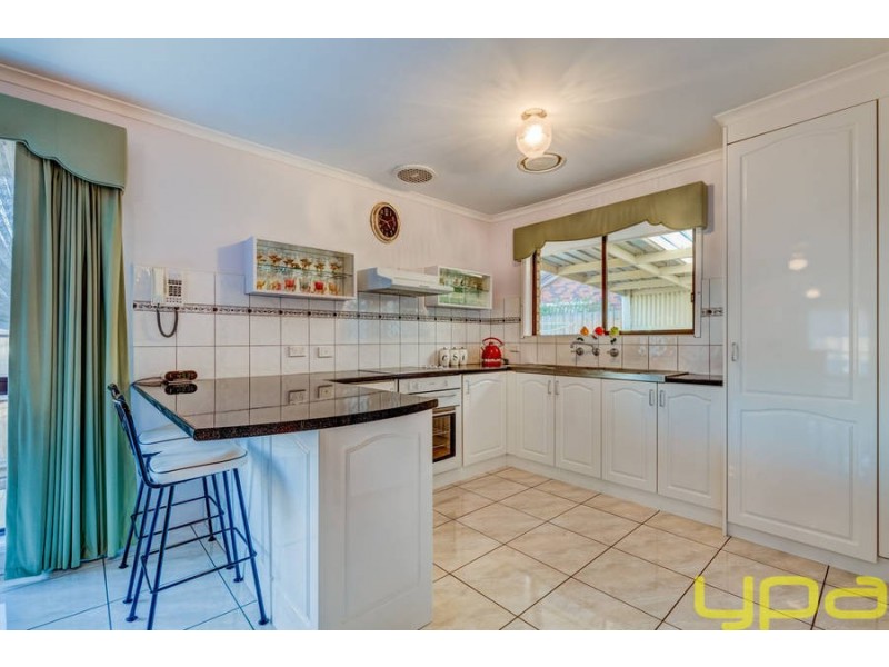 4/11 Henry Street, Melton VIC 3337