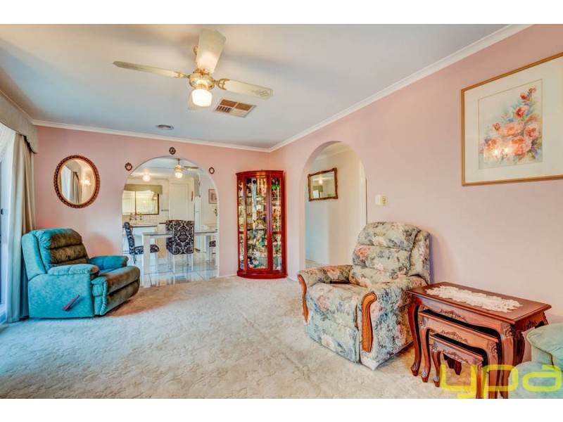 4/11 Henry Street, Melton VIC 3337