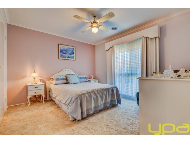 4/11 Henry Street, Melton VIC 3337