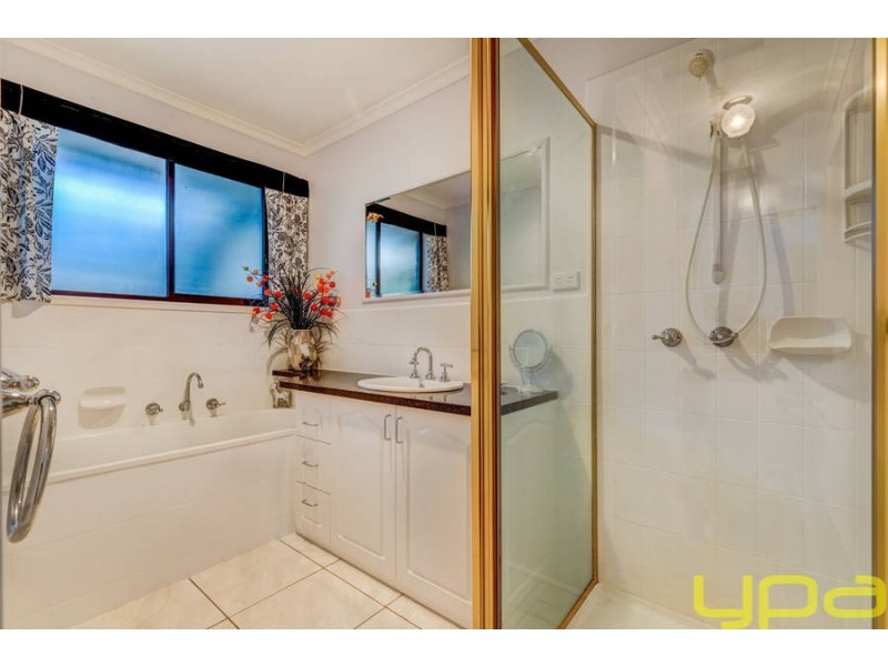 4/11 Henry Street, Melton VIC 3337