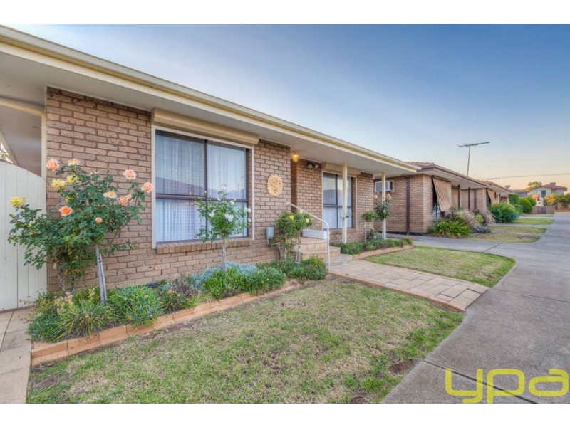 4/11 Henry Street, Melton VIC 3337