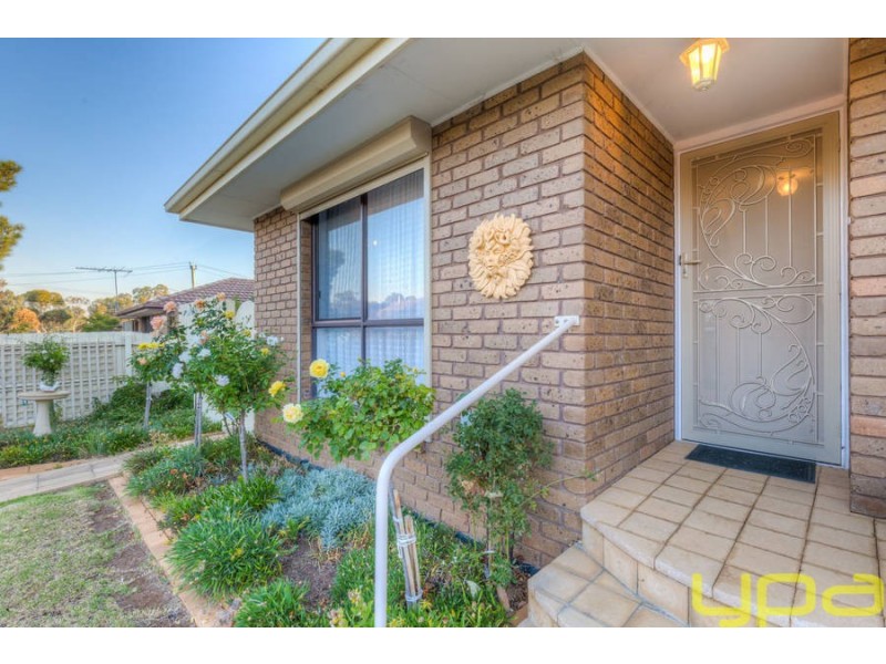 4/11 Henry Street, Melton VIC 3337