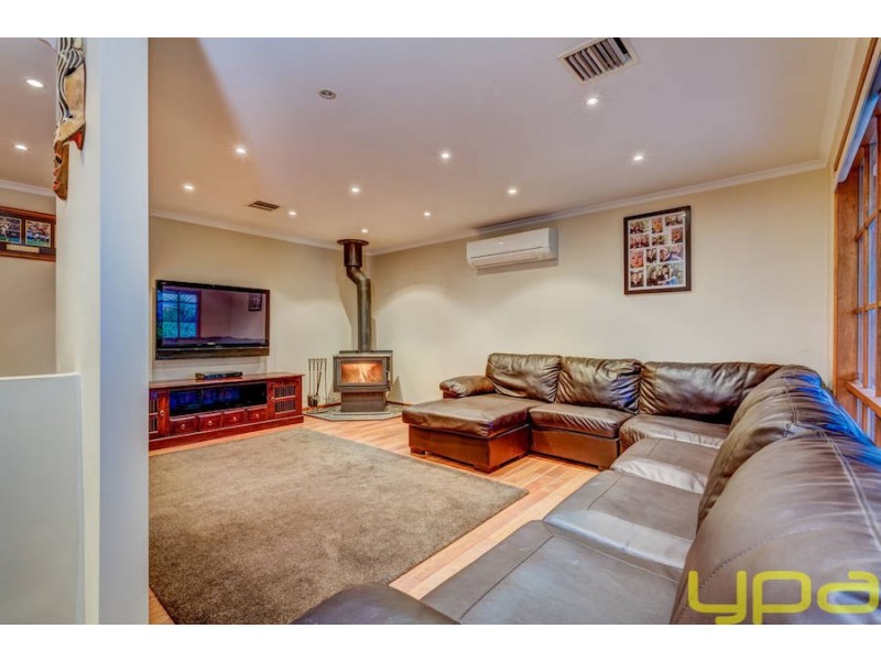 42 Cambrian Way, Melton West VIC 3337