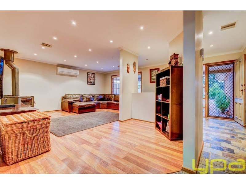 42 Cambrian Way, Melton West VIC 3337