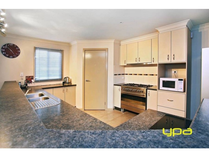 24 Indigo Square, Brookfield VIC 3338