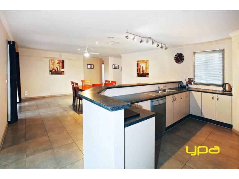 24 Indigo Square, Brookfield VIC 3338