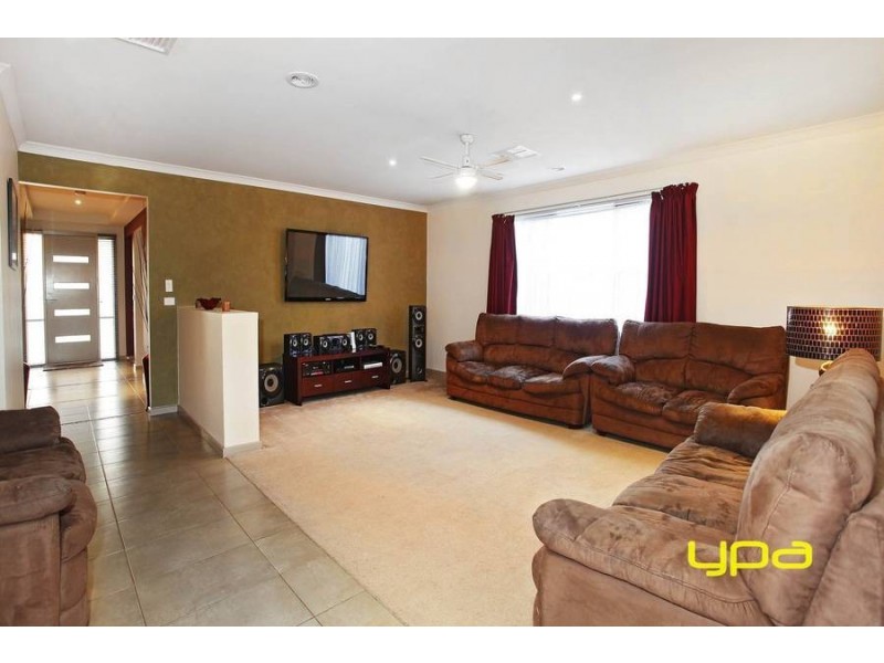 24 Indigo Square, Brookfield VIC 3338