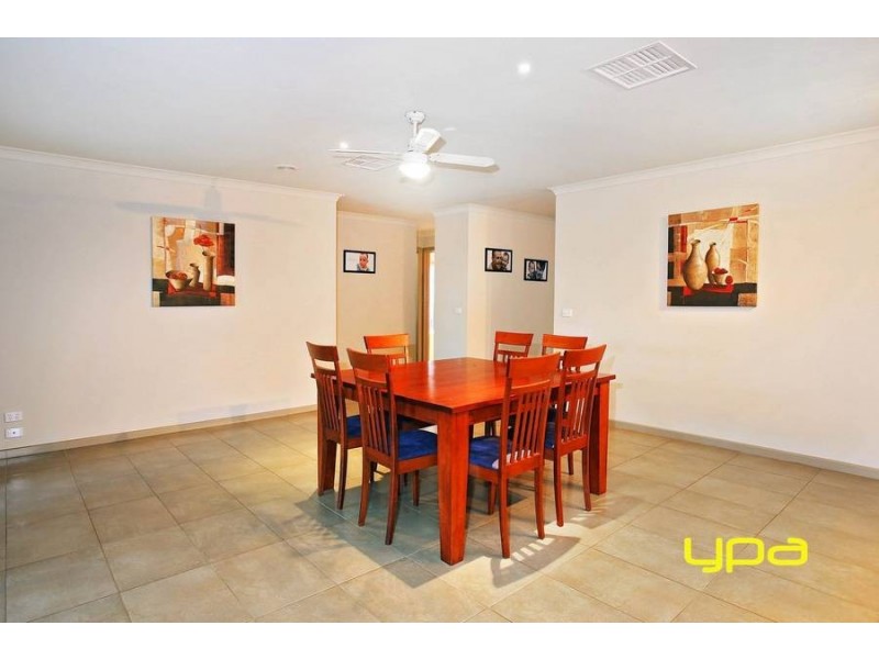 24 Indigo Square, Brookfield VIC 3338