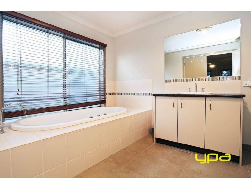 24 Indigo Square, Brookfield VIC 3338