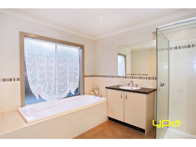 24 Indigo Square, Brookfield VIC 3338