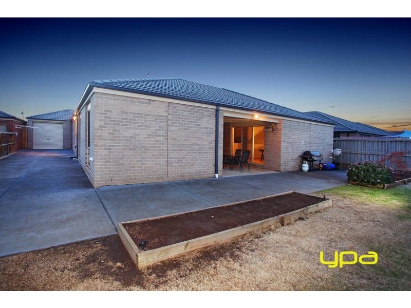 24 Indigo Square, Brookfield VIC 3338