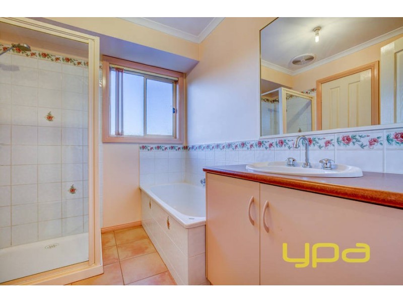 2/12 Fraser Street, Melton South VIC 3338