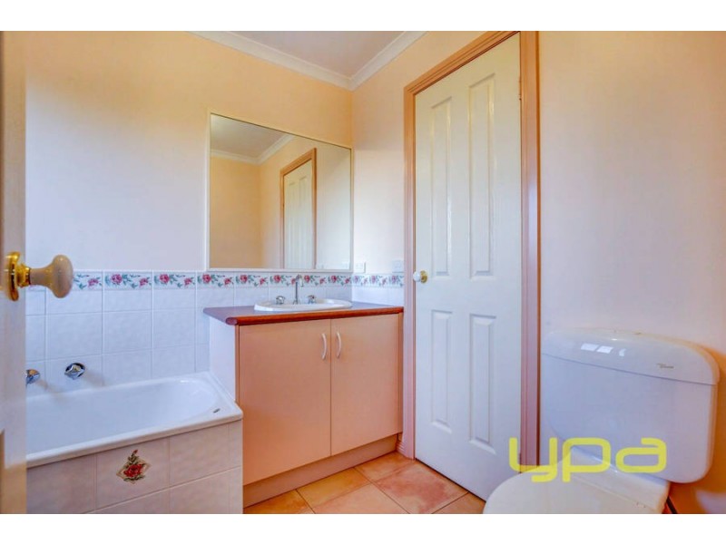 2/12 Fraser Street, Melton South VIC 3338