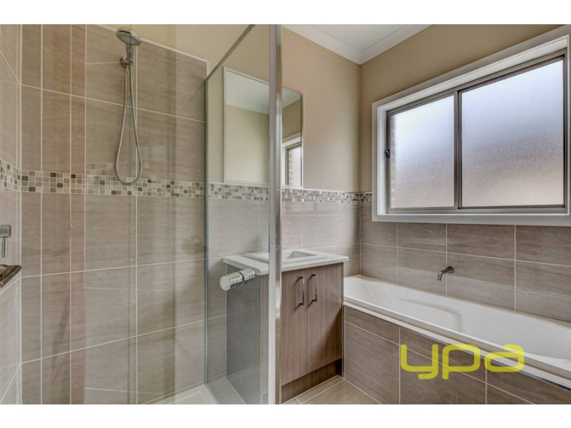 2/276 Bulmans Road, Melton West VIC 3337