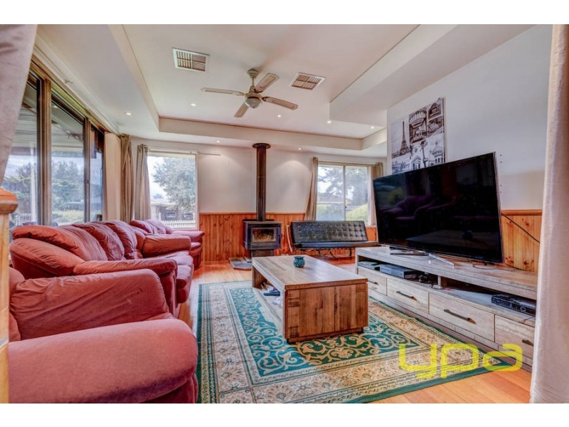 37 Kurrajong Crescent, Melton South VIC 3338