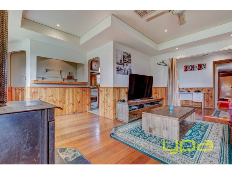 37 Kurrajong Crescent, Melton South VIC 3338