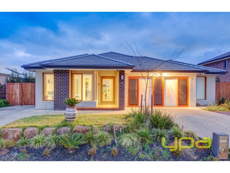 15 Avonmore Way, Melton South VIC 3338