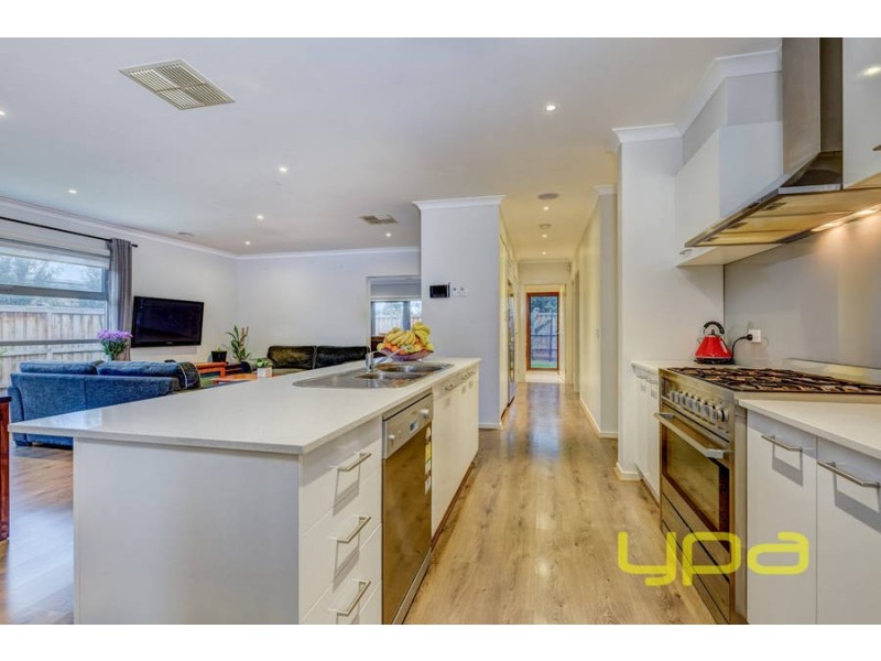 15 Avonmore Way, Melton South VIC 3338