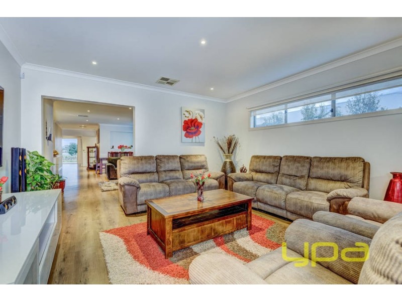 15 Avonmore Way, Melton South VIC 3338