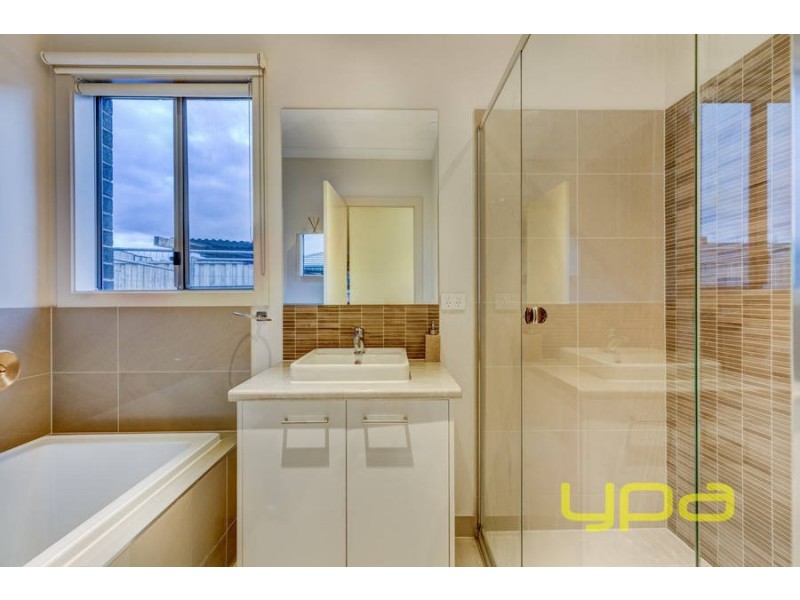 15 Avonmore Way, Melton South VIC 3338