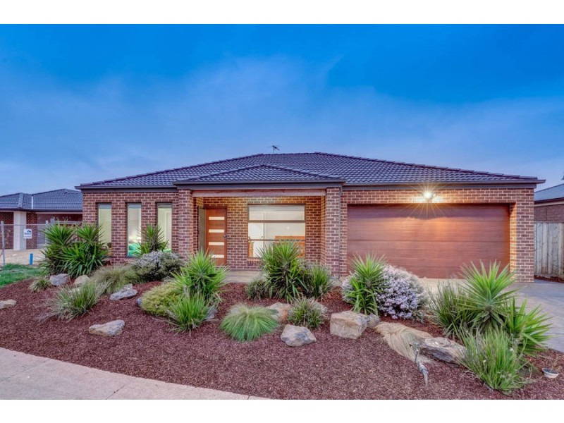 4 Edgewood Drive, Melton West VIC 3337