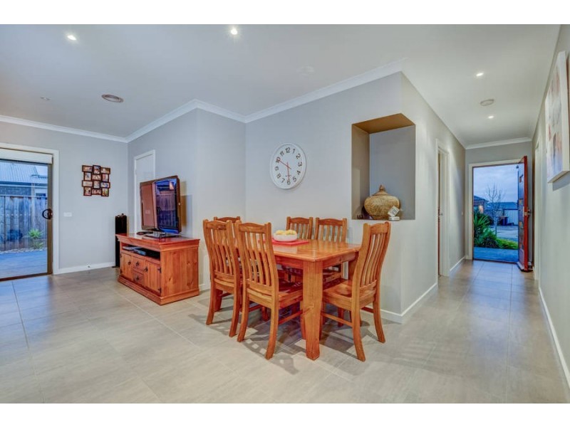 4 Edgewood Drive, Melton West VIC 3337