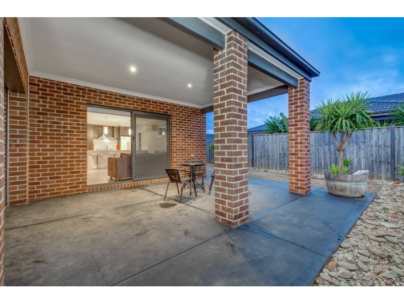 4 Edgewood Drive, Melton West VIC 3337