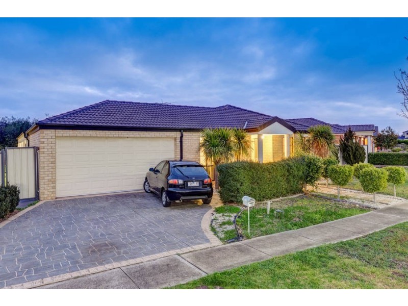 16 Sunderland Way, Melton West VIC 3337