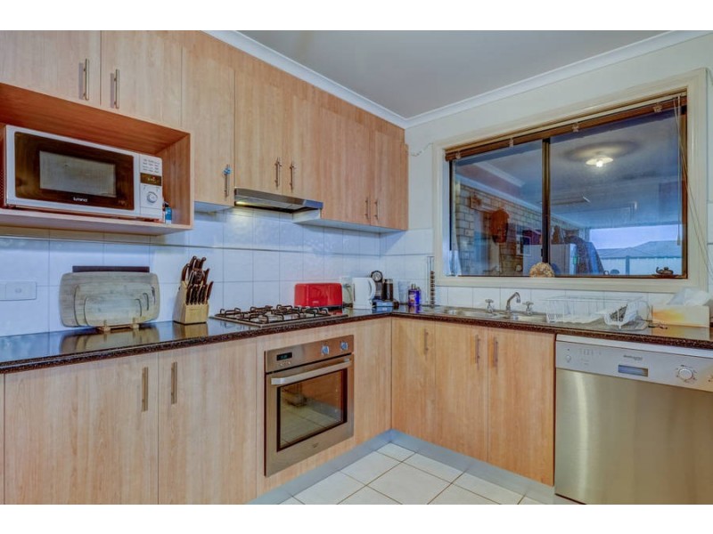 16 Sunderland Way, Melton West VIC 3337