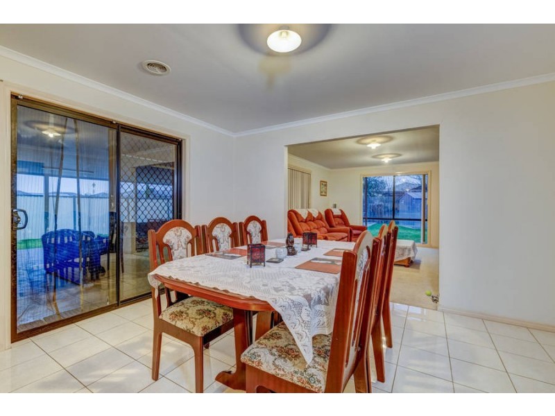 16 Sunderland Way, Melton West VIC 3337