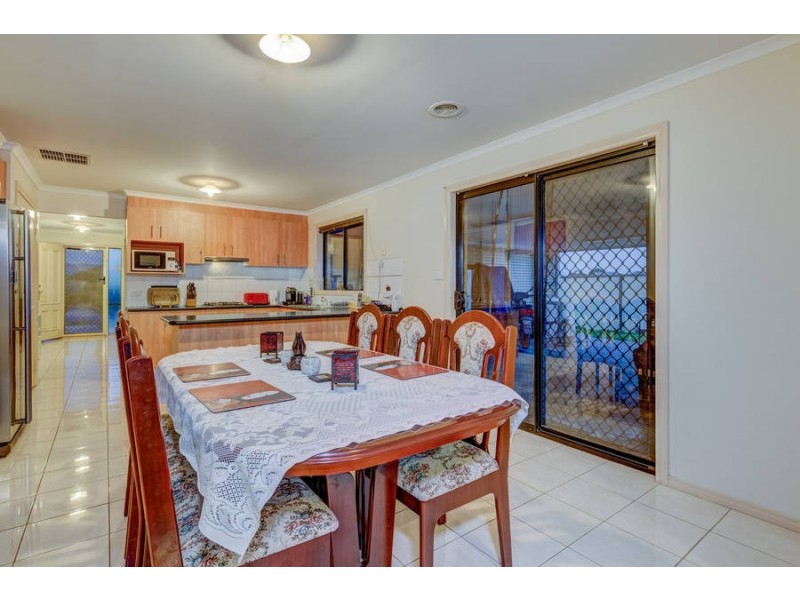 16 Sunderland Way, Melton West VIC 3337