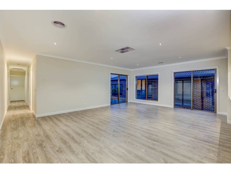 62 Arnolds Creek Boulevard, Melton West VIC 3337