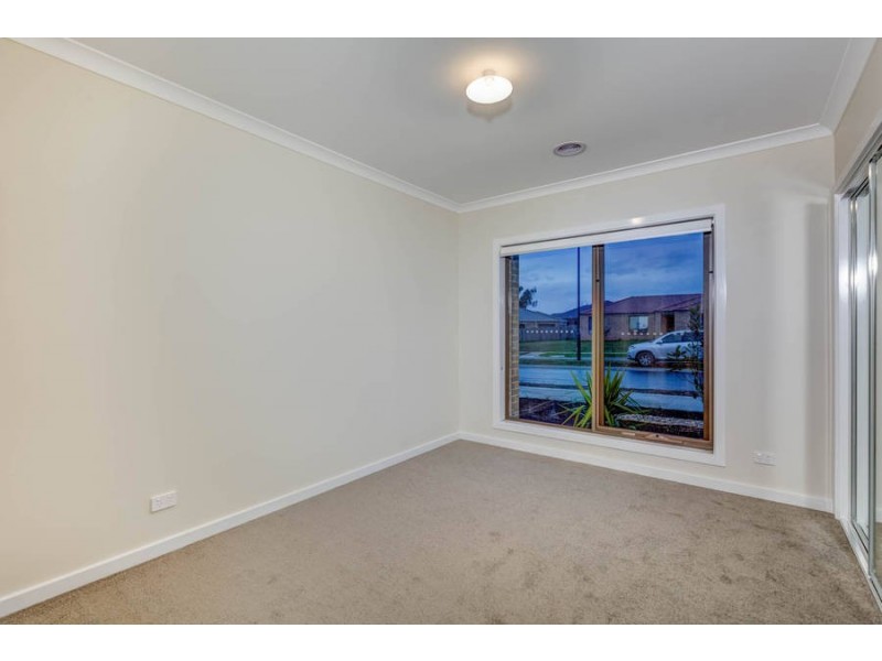 62 Arnolds Creek Boulevard, Melton West VIC 3337