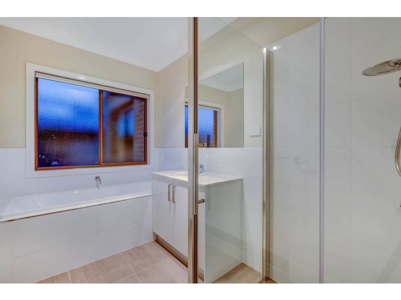 62 Arnolds Creek Boulevard, Melton West VIC 3337