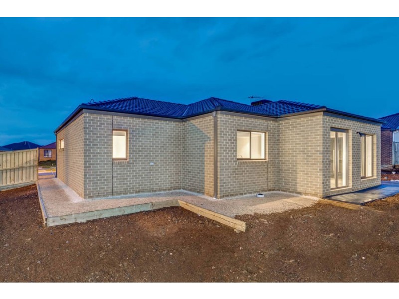 62 Arnolds Creek Boulevard, Melton West VIC 3337