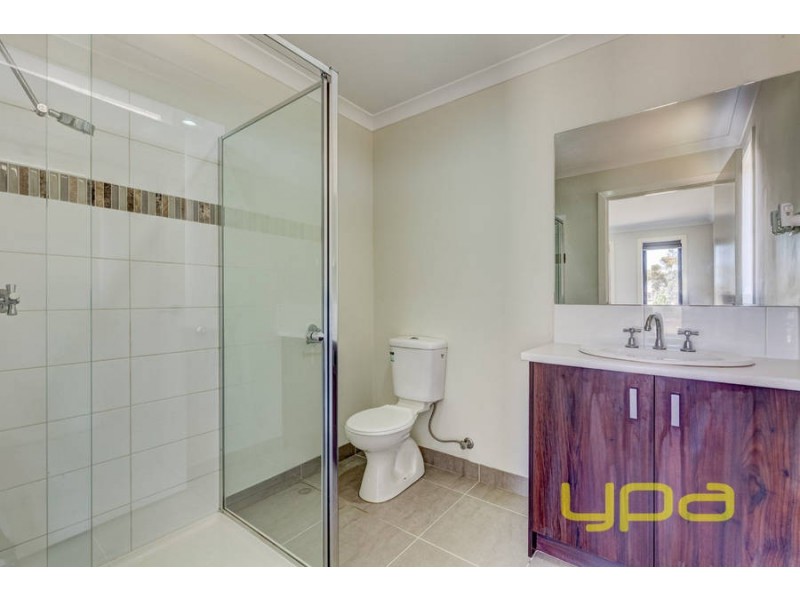 18 Arnolds Creek Boulevard, Melton West VIC 3337