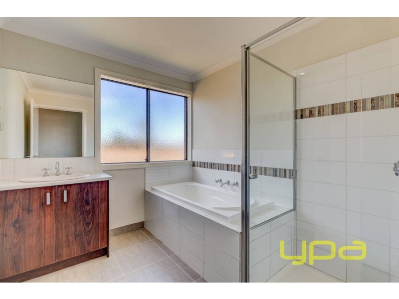 18 Arnolds Creek Boulevard, Melton West VIC 3337