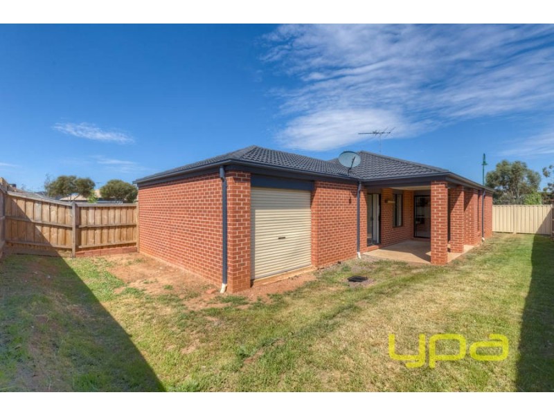 18 Arnolds Creek Boulevard, Melton West VIC 3337