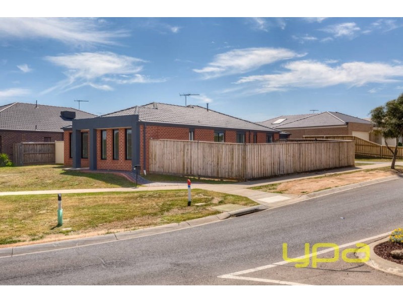 18 Arnolds Creek Boulevard, Melton West VIC 3337