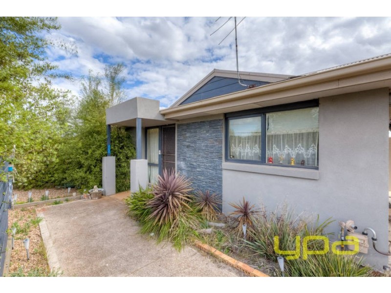 1/27 Rees Road, Melton South VIC 3338