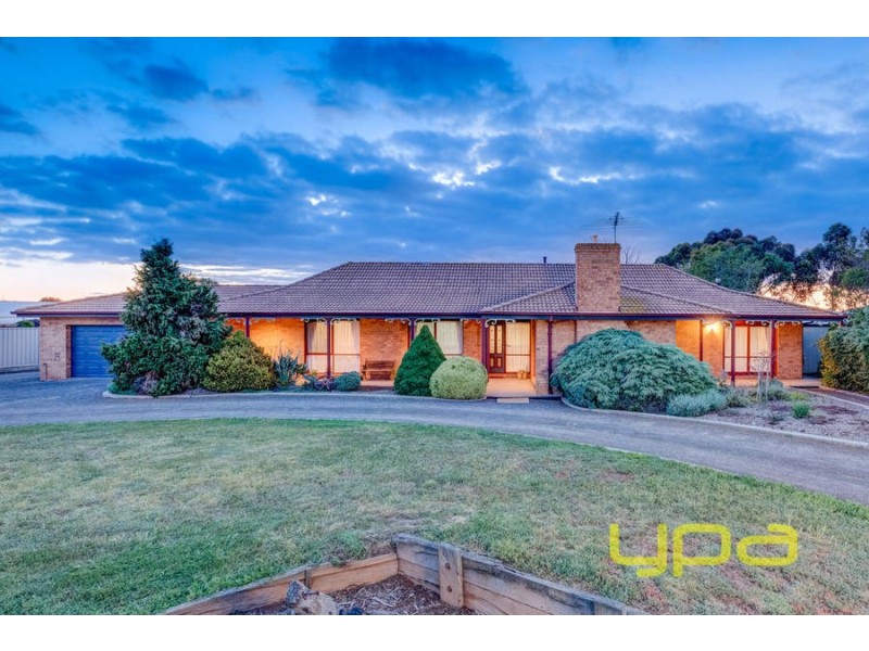 18 Springbank Way, Brookfield VIC 3338
