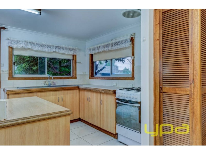 16 Curlew Close, Melton VIC 3337