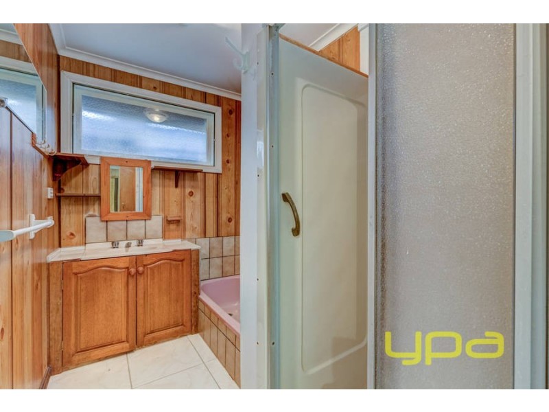 16 Curlew Close, Melton VIC 3337