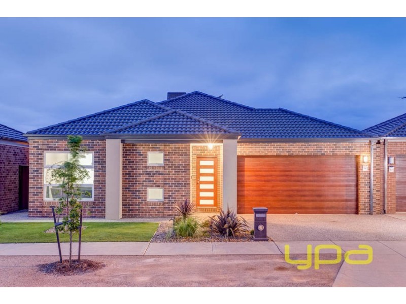 15 Edgewood Drive, Melton West VIC 3337