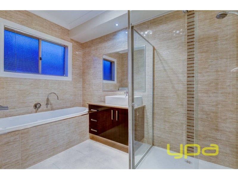 15 Edgewood Drive, Melton West VIC 3337