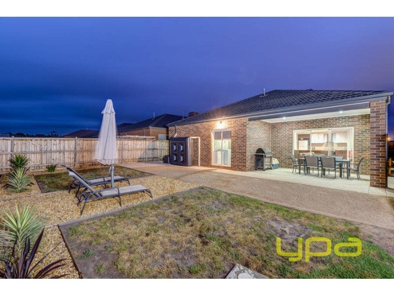 15 Edgewood Drive, Melton West VIC 3337