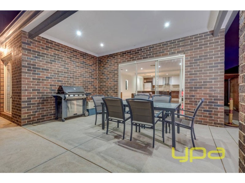 15 Edgewood Drive, Melton West VIC 3337