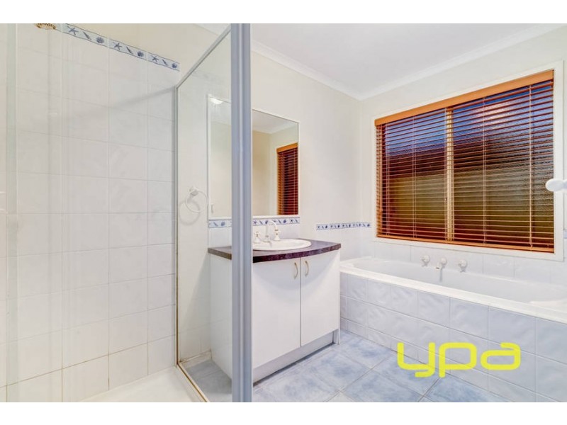 16 Nodosa Grove, Melton West VIC 3337